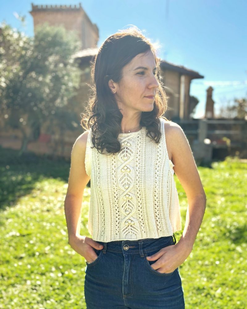 Sabia – Patrón de top o chaleco de punto sin costuras. Knitting pattern. Top Vest